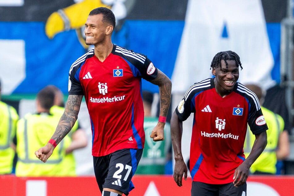 HSV-Stürmer Davie Selke (l.) jubelt nach seinem Blitz-Treffer zum 3:0, Youngster Fabio Baldé feiert mit.