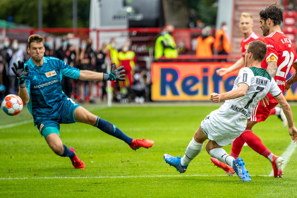 Fast der Ausgleich in der Schlussminute: Gegen Union Berlin trifft Gladbachs Patrick Herrmann (30, r.v.) im Fallen nur das Außennetz.