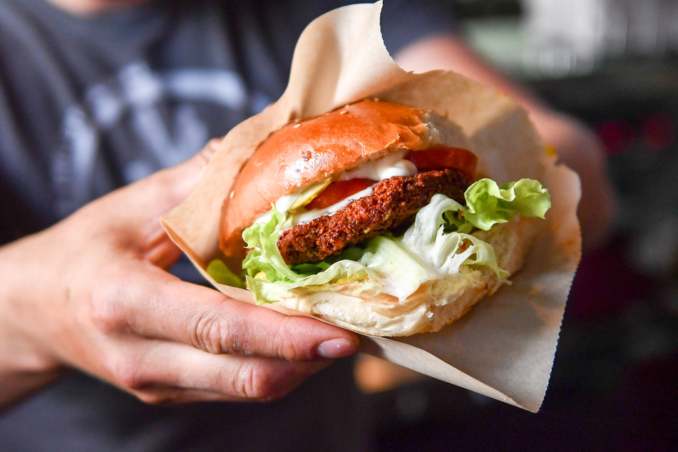 Wenn Nagetiere in einem Burger stecken, vergeht der Appetit natürlich recht schnell. (Symbolbild)