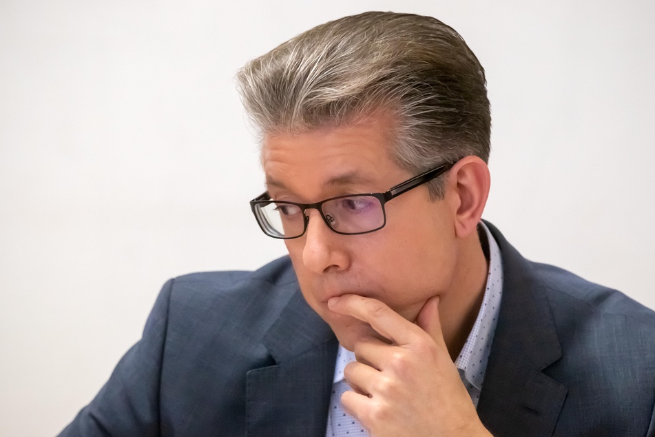 Bürgermeister Ralph Burghart (50, CDU) erläuterte am Dienstag die neue Allgemeinverfügung der Stadt Chemnitz.