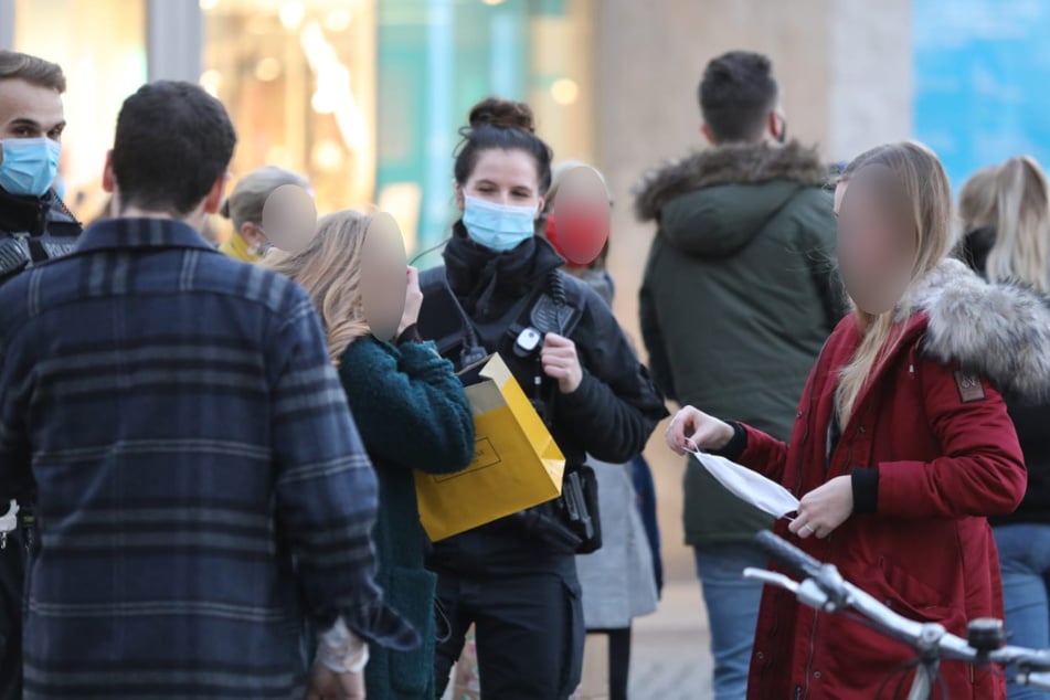 Die Passanten wurden aufgefordert, ihre Masken aufzusetzen.
