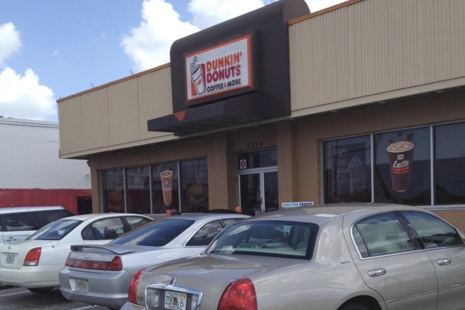 Fast-Food-Liebhaber kommen in einem Dunkin' Donuts auf ihre Kosten. Die Mitarbeiterin einer Filiale in Florida wurde bei der Arbeit verletzt.