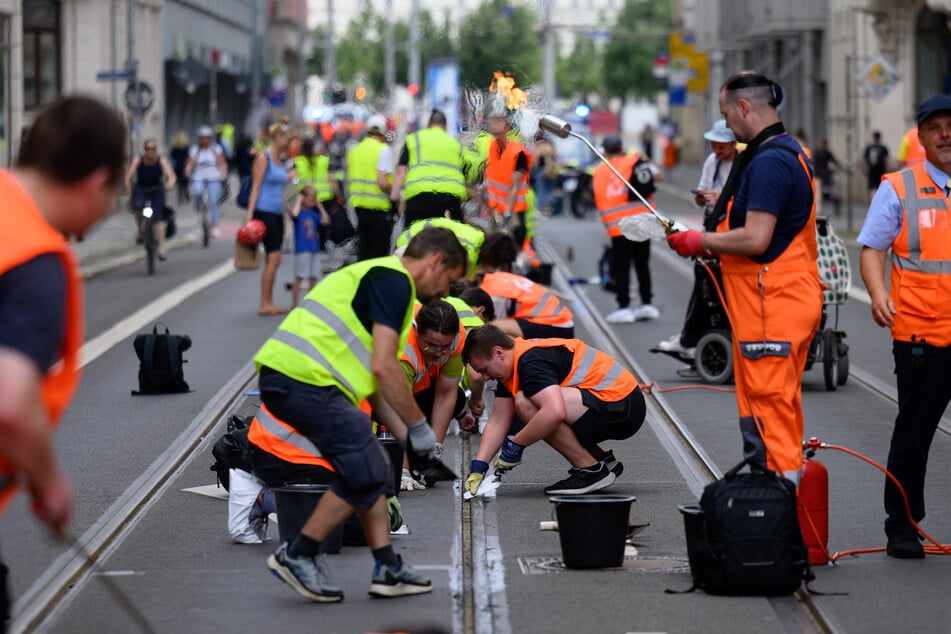 Rund 2000 Helfer befreiten 36 Kilometer Gleise von der Klebemasse.