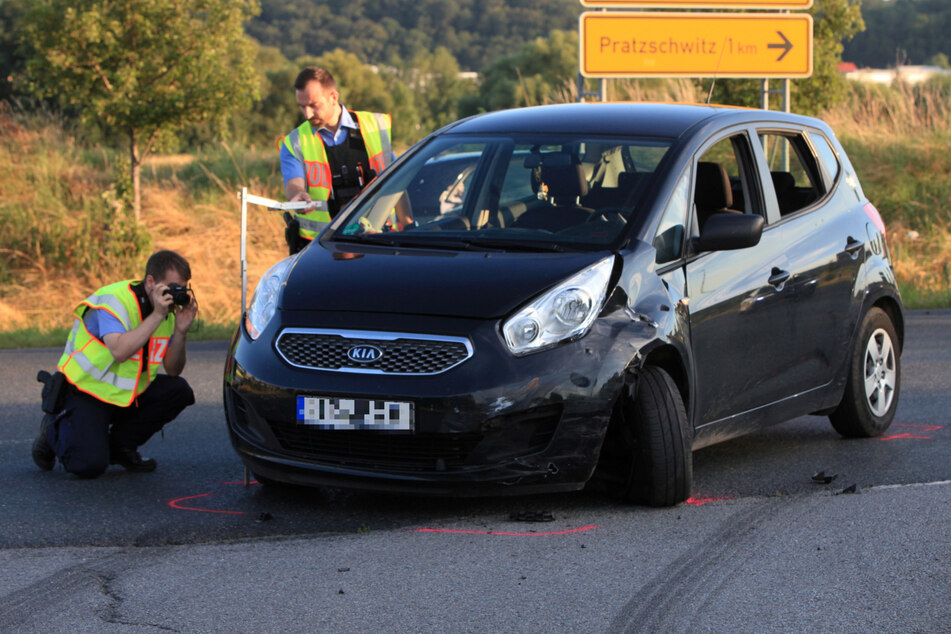 Eine Kia-Fahrerin (21) krachte am Montagabend in ein Motorrad.