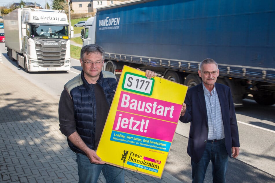 FDP-Stadtrat Holger Zastrow (52, l.) und Bürgermeister Jens-Ole Timmermann (55, parteilos) machen sich für den Ausbau der Ortsumfahrung stark.