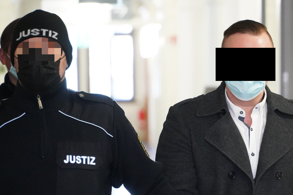Angeblich nur Schaschlik-Messer: Mann saß bewaffnet im Drogen-Transporter