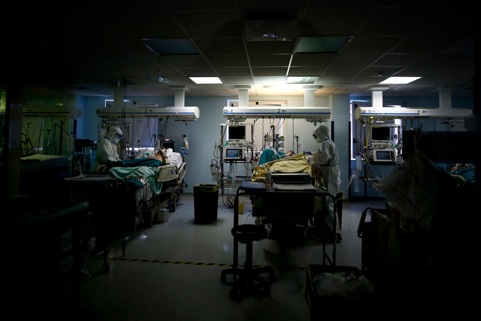 Medizinisches Personal kümmert sich um Corona-Patienten auf der Intensivstation des Krankenhauses San Filippo Neri in Rom.
