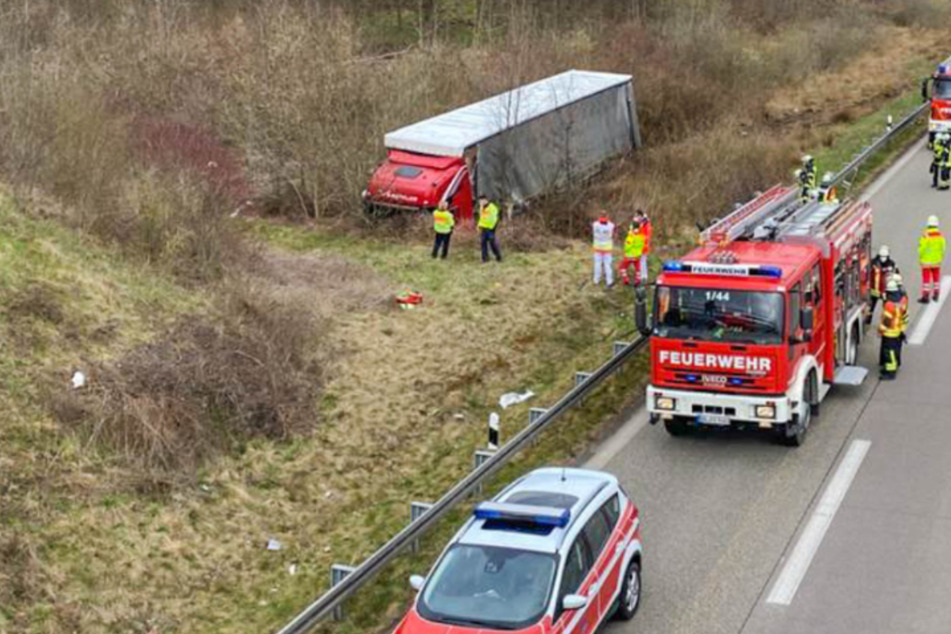 Unfall A5: Sattelzug kommt von Autobahn ab, kracht in Bäume: Heute Abend wird die A5 gesperrt