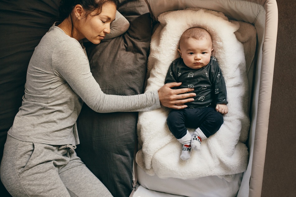 Einschlafbegleitung fürs Kind: Oftmals reicht die Nähe der Eltern für den Nachwuchs aus, um entspannter einzuschlafen.