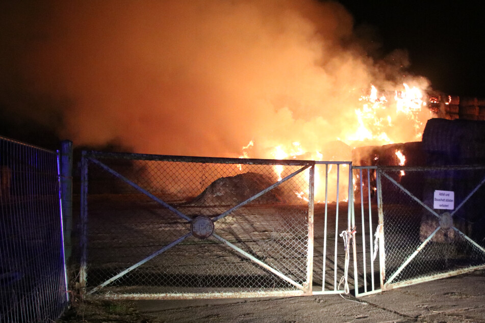 Tausende Strohballen im Saalekreis in Flammen: Waren Brandstifter am Werk?