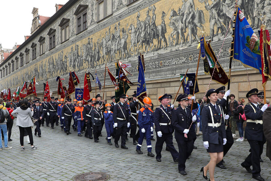 Wahrlich fürstlich: Die Fahnenkommandos marschierten von der Frauenkirche vor das Rathaus.