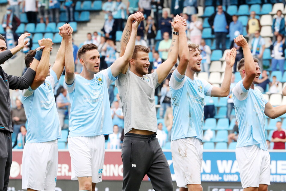 Zu selten konnte Daniel Berlinski (M.) mit seinen Jungs bislang jubeln. Platz neun ist nicht das, was sich der Trainer erhofft hatte.