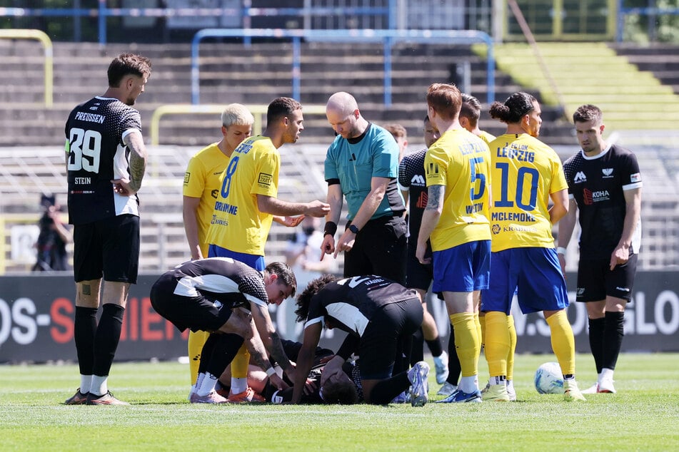 Die vielleicht entscheidende Szene nach zwei Minuten. Lukas Wilton (30) musste nach einem Foul vom Platz.