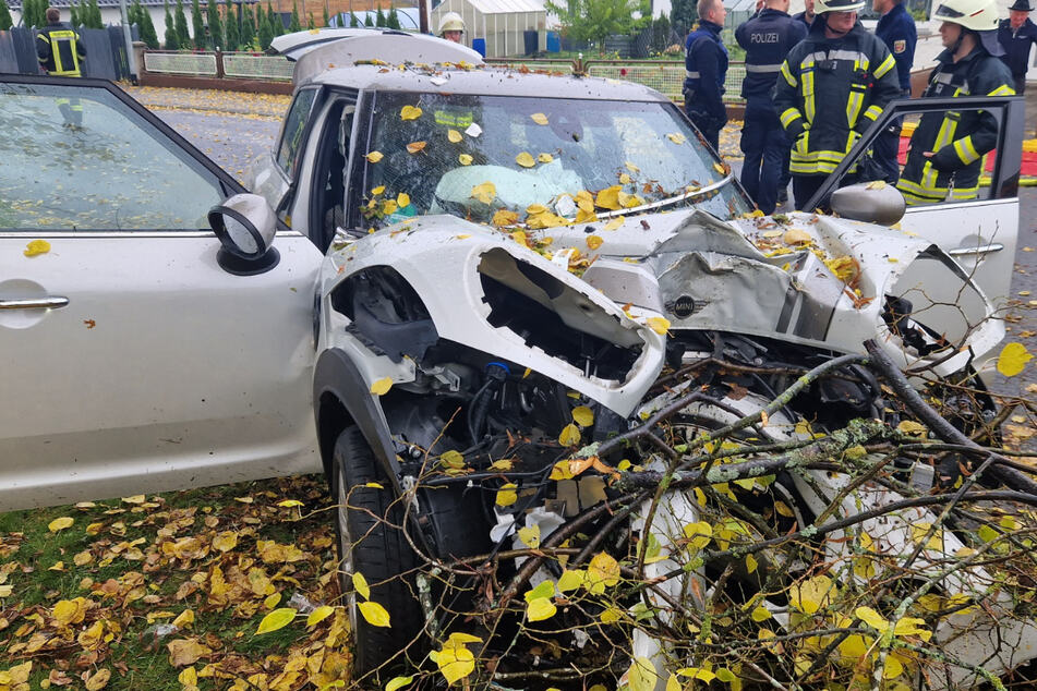 Auto kracht frontal gegen Baum: Fahrerin und Beifahrer schwer verletzt eingeklemmt