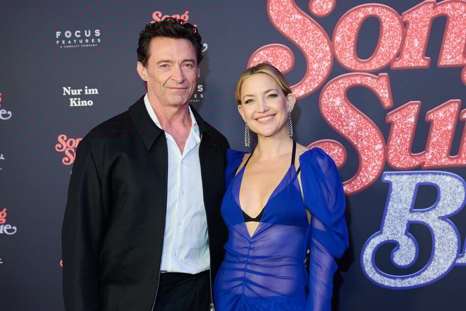 Der australische Schauspieler Hugh Jackman (57) and US-Schauspielerin Kate Hudson (46) bei der Premiere von "Song Sung Blue" im Zoo Palast Berlin.