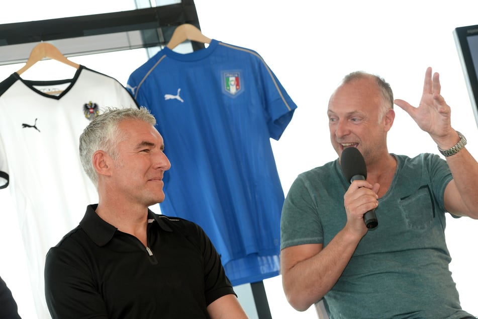 Mit Herz und Seele Sportreporter: Frank Buschmann (58) hier im Interview mit Fußballtrainer Mirko Slomka (55, l.). (Archivbild)