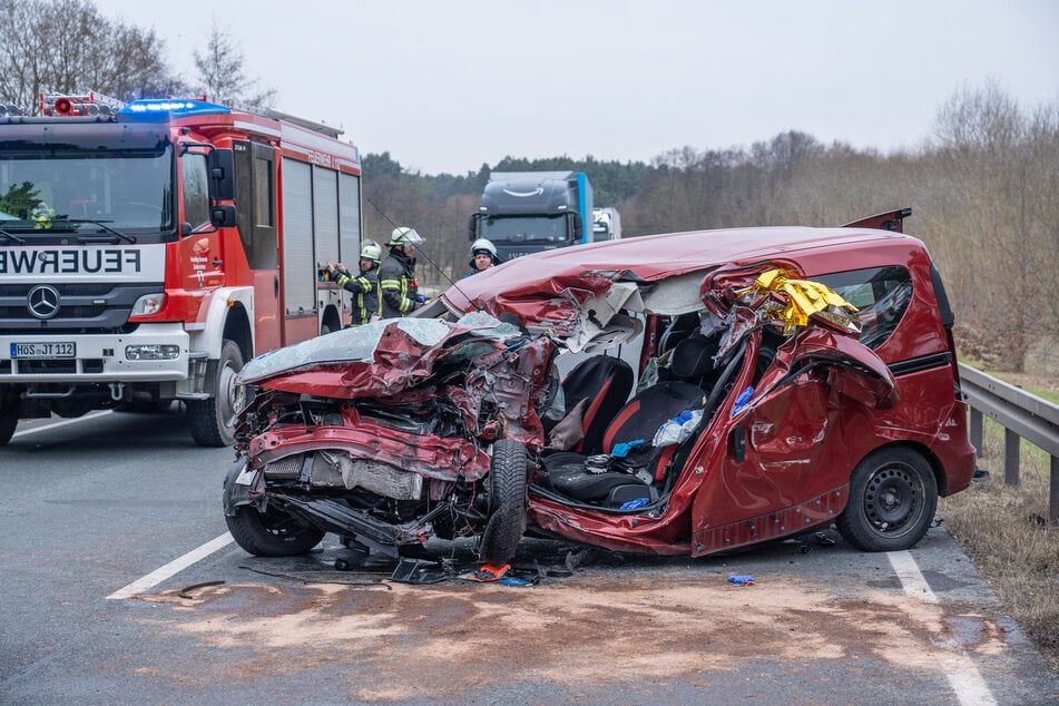 Der Dacia wurde durch den Zusammenstoß bis zur Unkenntlichkeit zusammengedrückt.