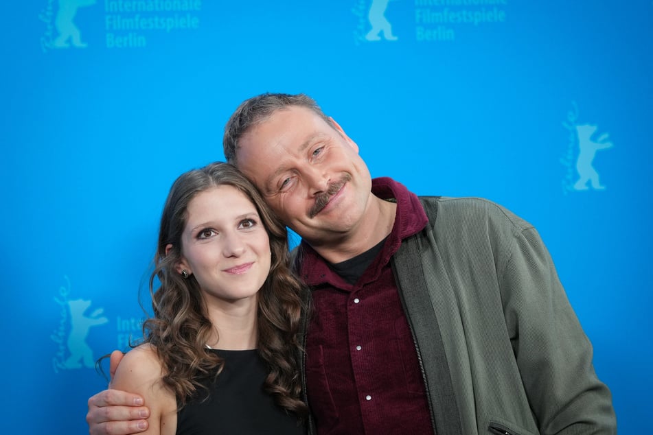 Frida Hornemann (19) und Max Riemelt (42) stehen in "Etwas ganz Besonderes" als Vater und Tochter vor der Kamera.