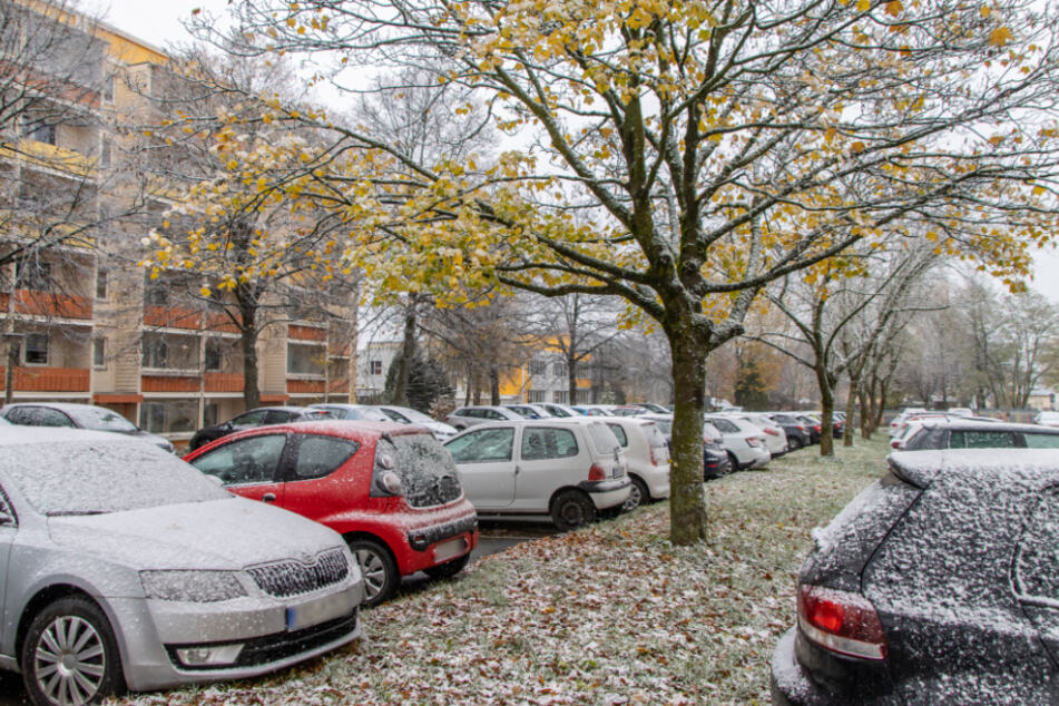 Wintereinbruch in Deutschland! In der sächsischen Stadt Zwönitz fiel am Freitag der erste Schnee.