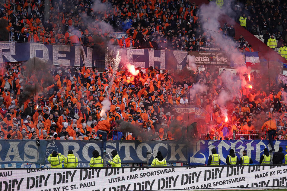 Die Fans von Hansa Rostock haben im vergangenen Jahr am Millerntor Pyrotechnik gezündet und für eine Spielunterbrechung gesorgt.