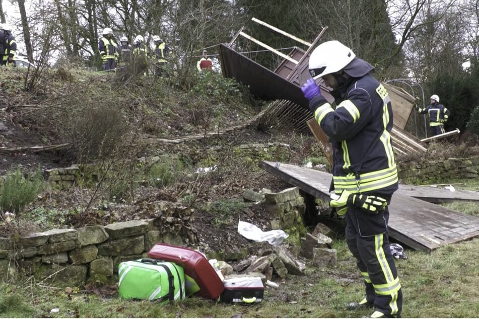 Insgesamt vier Bushäuschen hatte der Wind den Abhang hinunter geweht.