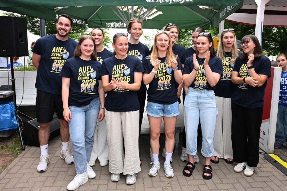 Ein Teil der HCL-Frauen beim traditionellen Sommerfest am Cospudener See.