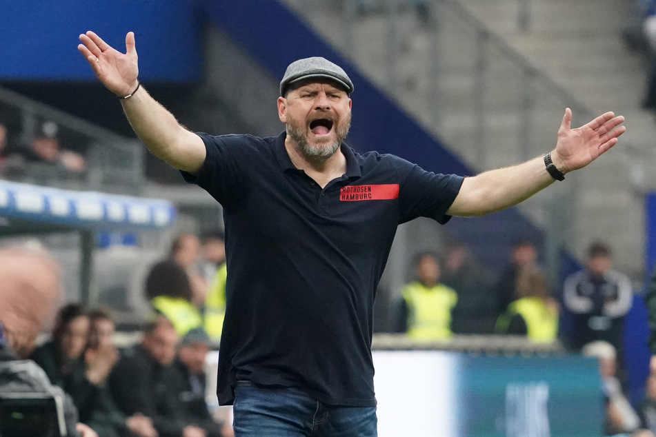 HSV-Coach Steffen Baumgart (52) war nach der Rudelbildung beim Aufwärmen mächtig angefressen wegen des Verhaltens der St.-Pauli-Akteure.