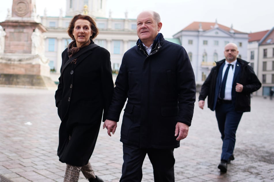 Gemeinsam mit seiner Frau Britta Ernst, die heute Geburtstag hat, kam Olaf Scholz zur Stimmabgabe.