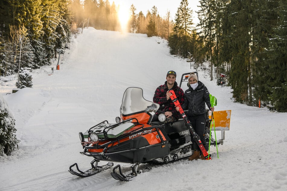 Willi Kunze (25, l.) und Paula Mühl (25) prüfen die Piste am Skihang "Am Mühlberg" mit dem Schneemobil.