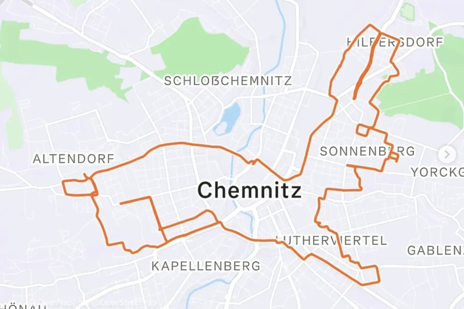 Rund ums Zentrum wurde jüngst das sportliche Ostermotiv sichtbar: ein springender Hase.