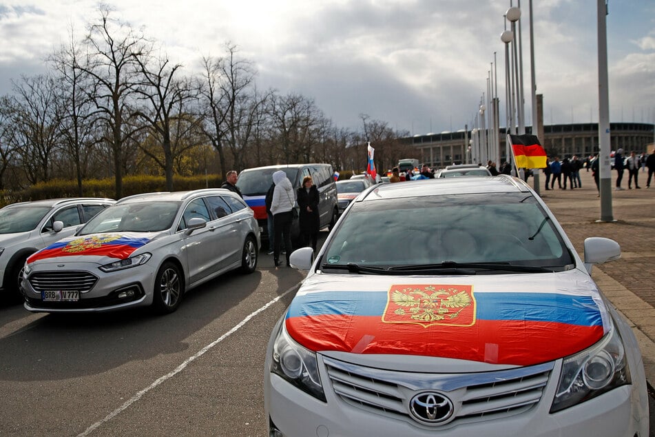 Laut Polizei nahmen rund 400 Fahrzeuge an dem pro-russischen Autokorso in Berlin teil.