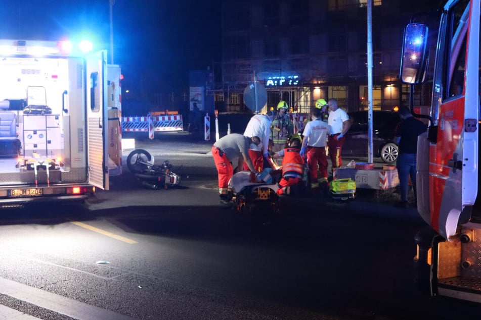 Rettungskräfte kümmern sich um den verletzten Motorradfahrer.