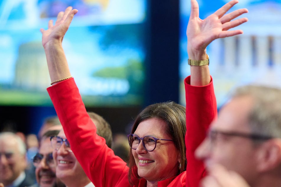 Ilse Aigner (61) wird als heiße Kandidatin für das Bundespräsidentenamt gehandelt und erhielt Jubel der Delegierten auf dem CSU-Parteitag.
