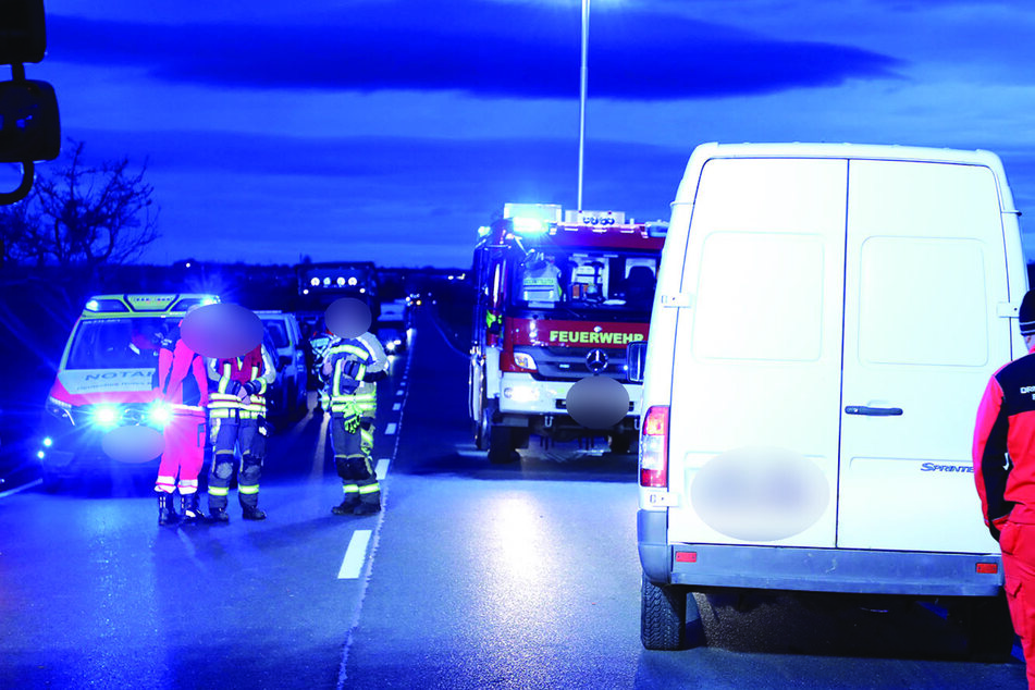 Die Rettungskräfte sichern den Unfallort. Vor dem weißen Mercedes-Kleintransporter liegt der tödlich verunglückte Fahrer der Simson.