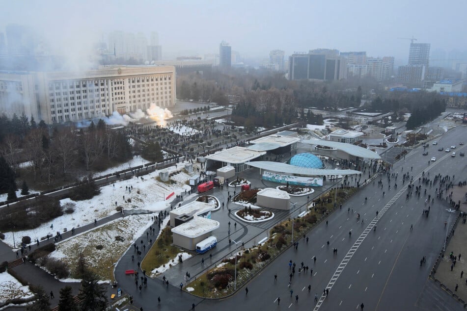 Rauch steigt vor dem Rathaus in Almaty auf, vor dem sich Demonstranten versammelt haben. Bei den Protesten soll es Tote und Verletzte gegeben haben.