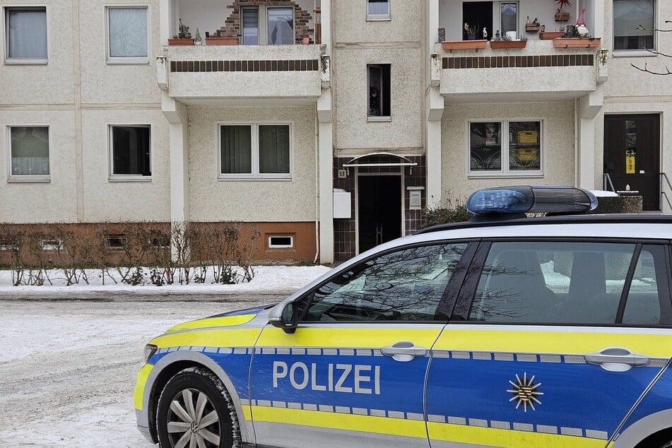 Drei Personen wurden mit Verdacht auf eine Rauchgasvergiftung ins Krankenhaus gebracht.