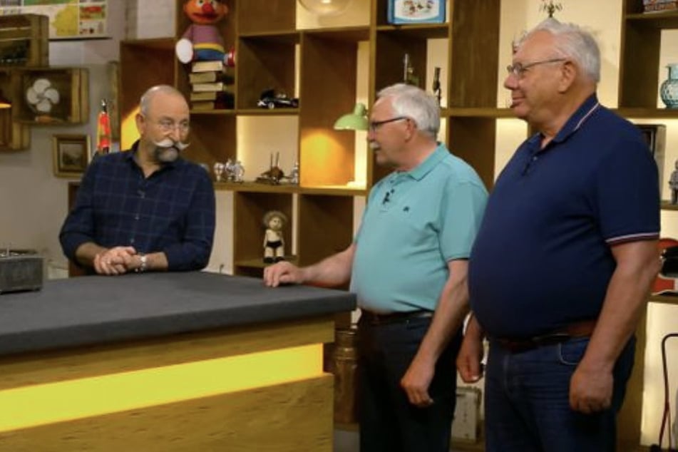Siegfried und sein Schwager Michael wollen bei "Bares für Rares" eine Blechkassette verkaufen.