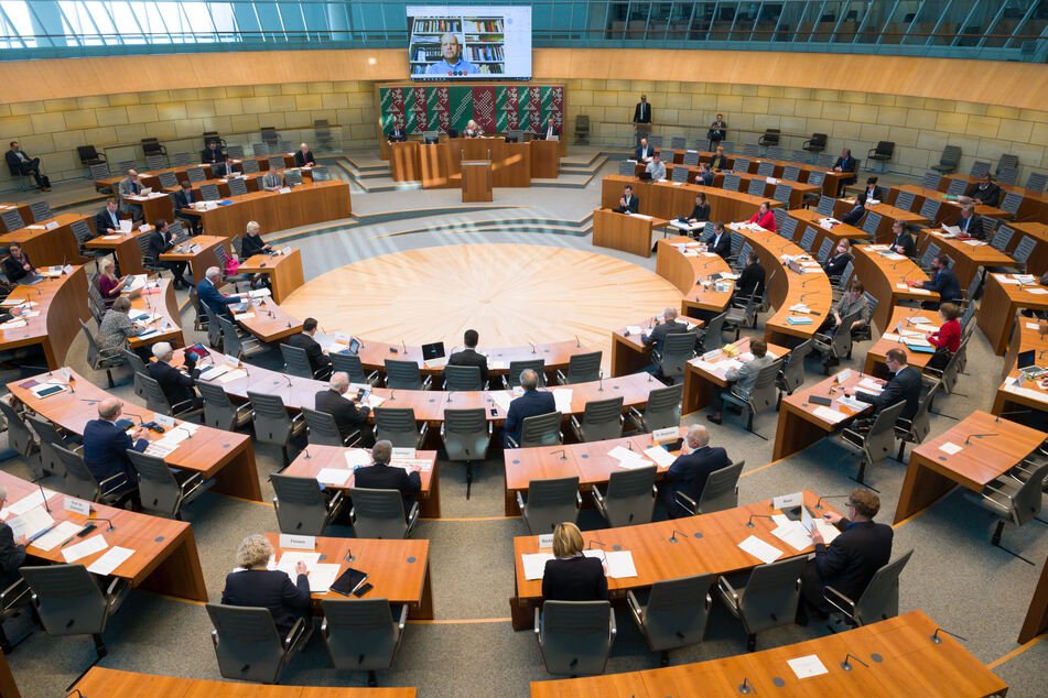 Das von der NRW-Regierung angestrebte Epidemie-Gesetz kam in einer Sachverständigen-Anhörung im Landtag auf den Prüfstand. Eine Exit-Strategie soll auch im Landtag besprochen werden, fordern die Grünen.