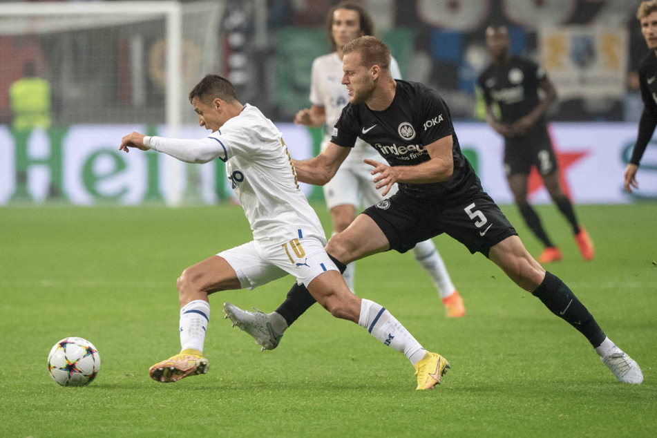 Frankfurts Hrvoje Smolcic (r.) verteidigt gegen Marseilles Alexis Sanchez: In der zweiten Halbzeit war die Defensive der Eintracht gefordert.