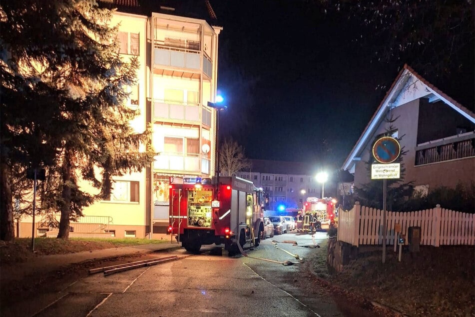 Zahlreiche Bewohner mussten über eine Drehleiter aus dem Gebäude befreit werden.
