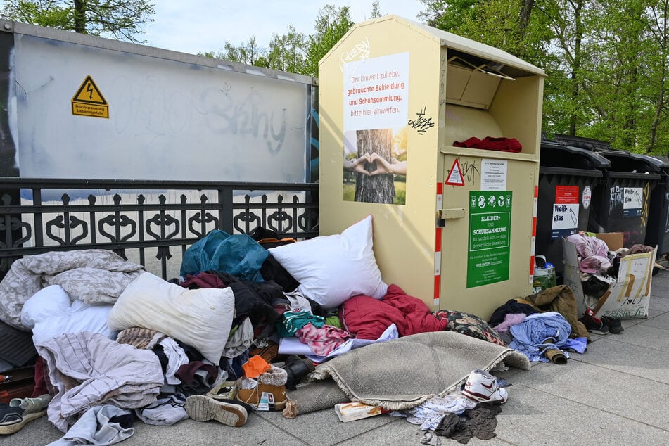 Breitenfelder Straße in Leipzig. Da in den Containern kein Platz mehr ist, werden die Altkleider einfach daneben gelegt.
