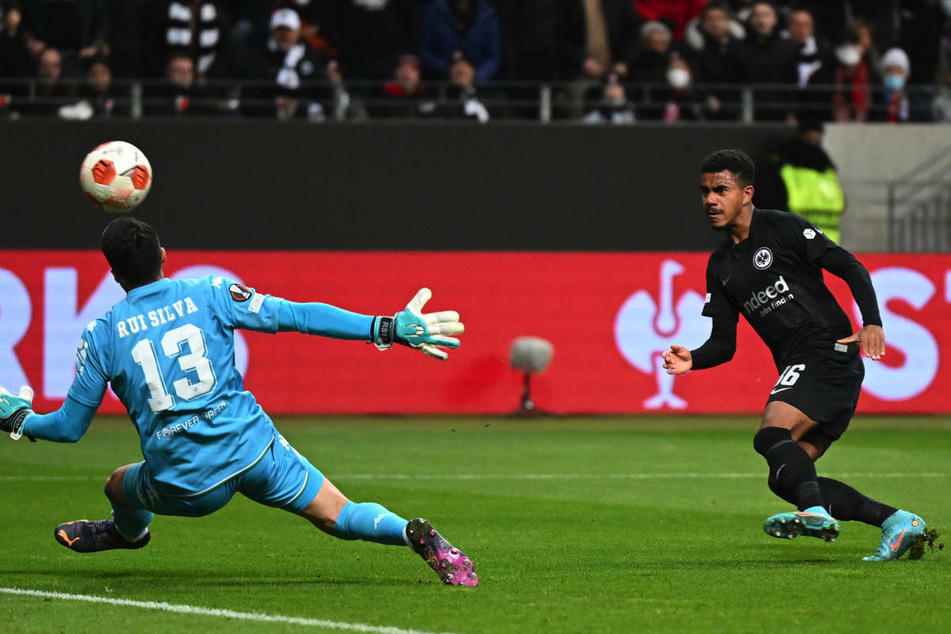Frankfurts Ansgar Knauff (l.) hatte in der 14. Minute die große Chance zum 1:0 auf dem Fuß, scheiterte aber an Betis-Keeper Rui Silva.