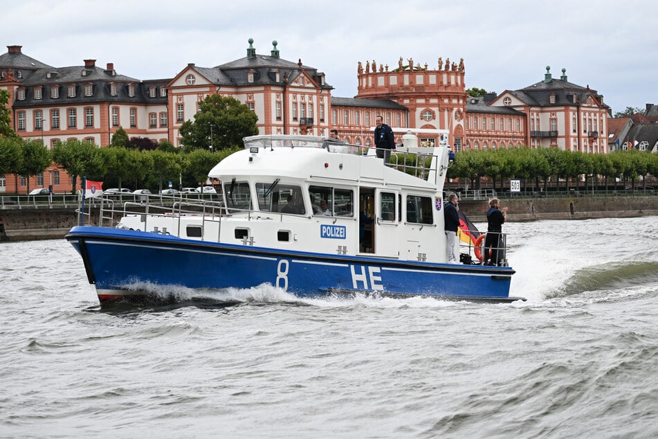 Auch die Wasserschutzpolizei war aufgrund der Flüssigkeit im Einsatz. (Symbolbild)