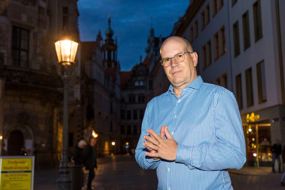 Umweltaktivist Sicco Bauer (55) kämpft gegen Lichtverschmutzung in Dresden. Die Straßenlaterne hinter ihm ist eine von vielen, die seiner Meinung nach zu hell leuchtet.