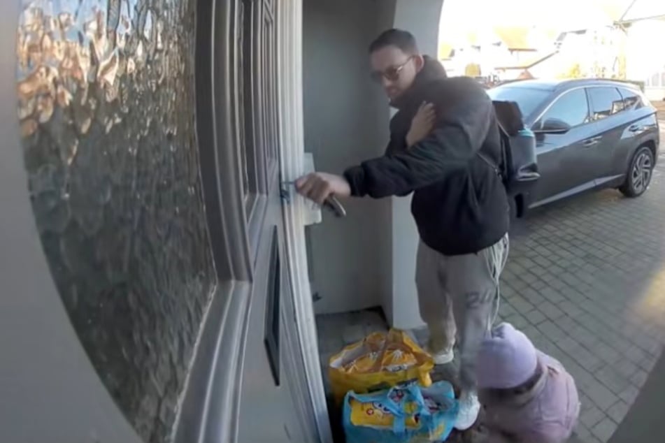 Jordan Sumray (31) llega a casa con su hija Harriet (2). Hasta aquí, todo bien.