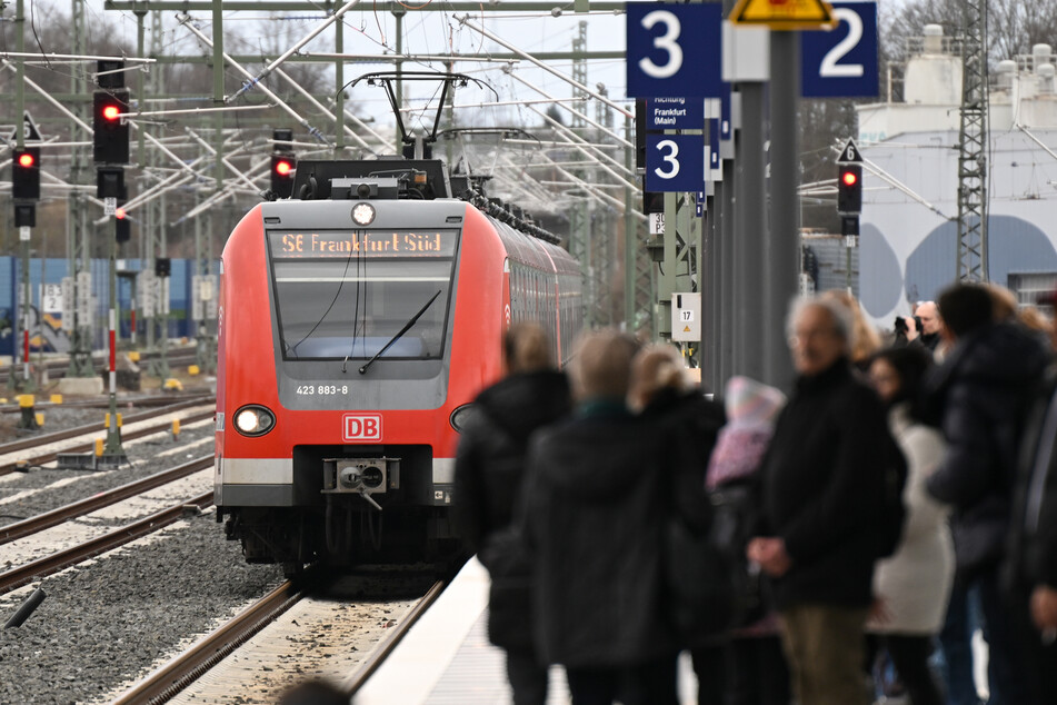 Fahrgäste der Deutschen Bahn müssen sich seit Dienstagmorgen auf Zugausfälle einstellen. (Symbolbild)
