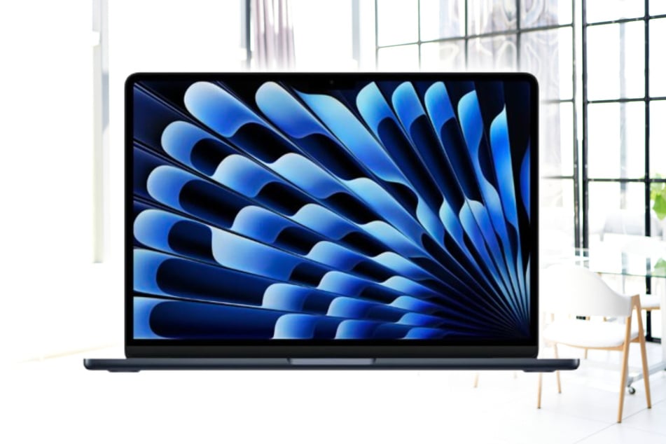 Das MacBook Air 13 (M4, 256 GB) ist in den Farbee Mitternacht oder Himmelblau erhältlich.