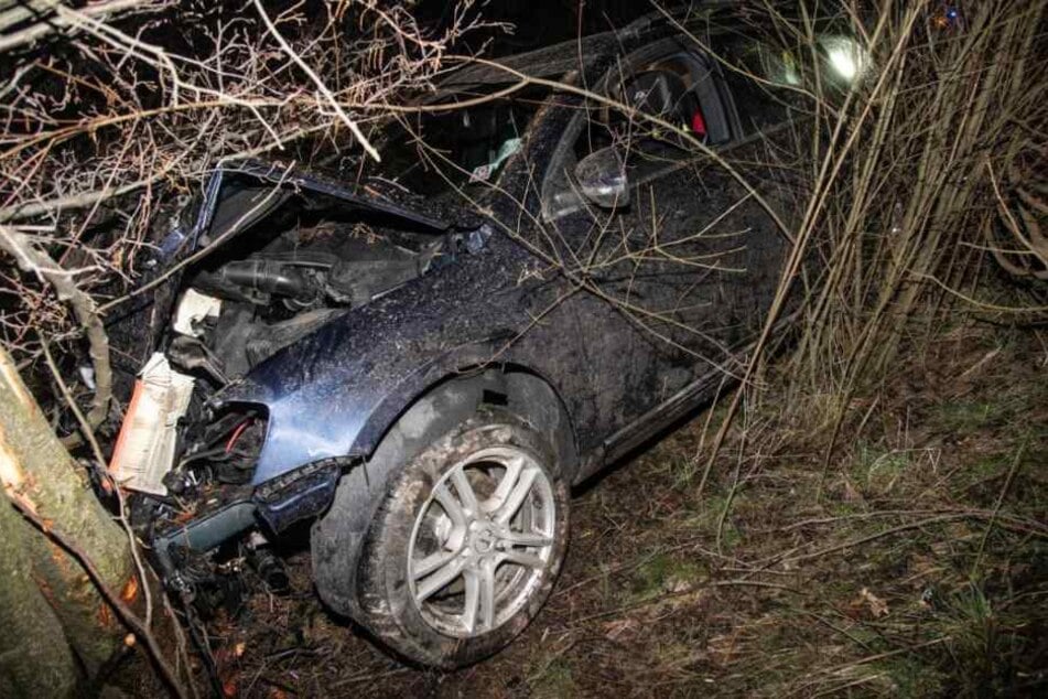 Der VW-Fahrer kam von der Fahrbahn ab und krachte gegen einen Baum.