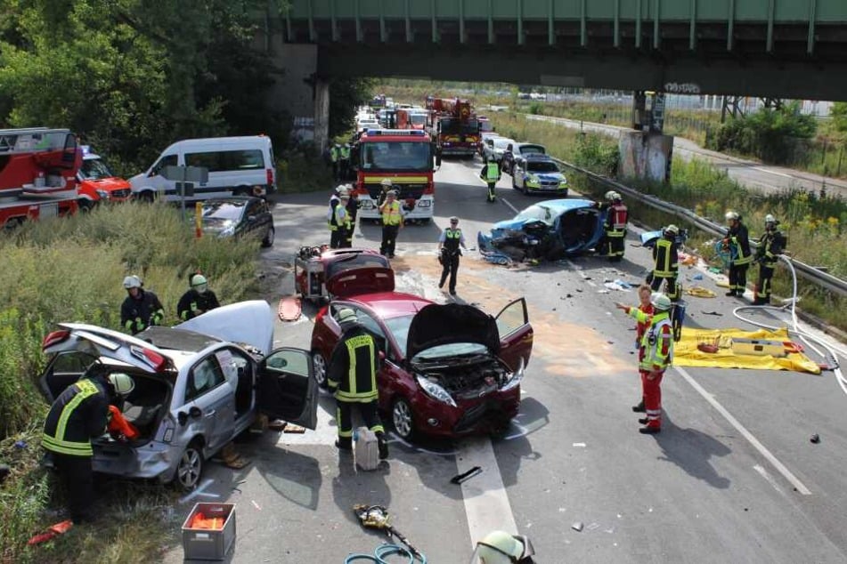 Drei Personen wurden bei dem Unfall verletzt.
