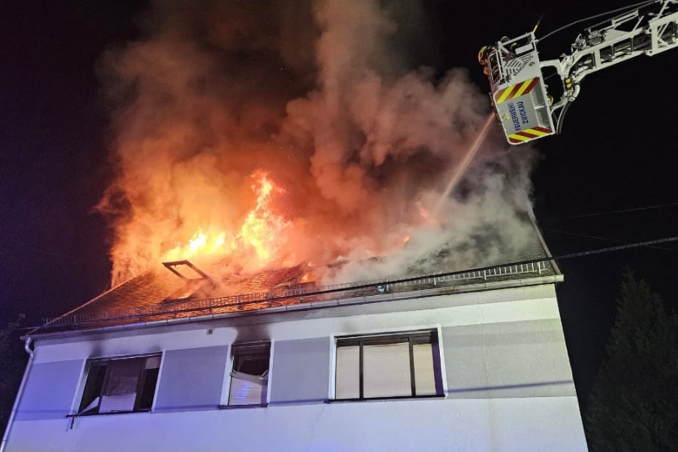 Wohnhaus nach Dachstuhlbrand unbewohnbar: Eigentümer rettet sich mit Hund nach draußen
